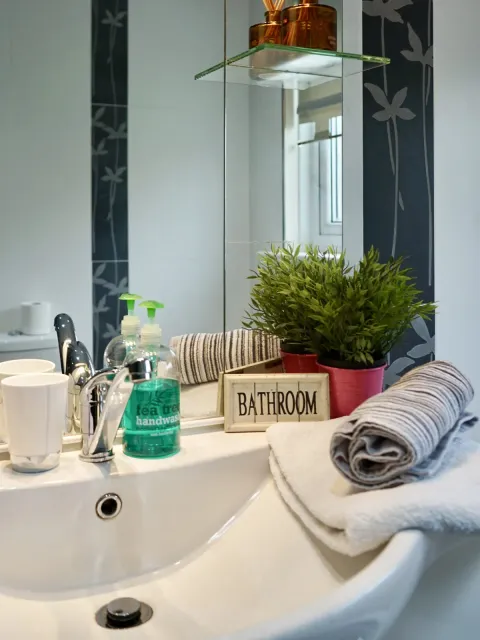 Room 5, the basin and towels