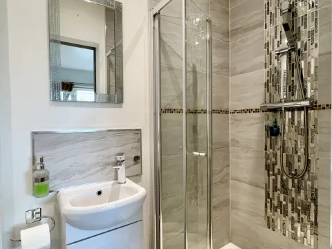 Room 4, the shower room